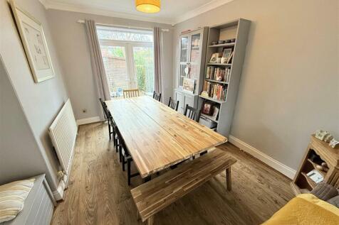 OPEN PLAN LOUNGE / DINING ROOM