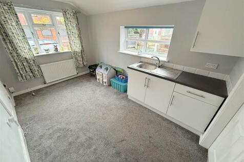 GROUND FLOOR BEDROOM / KITCHENETTE
