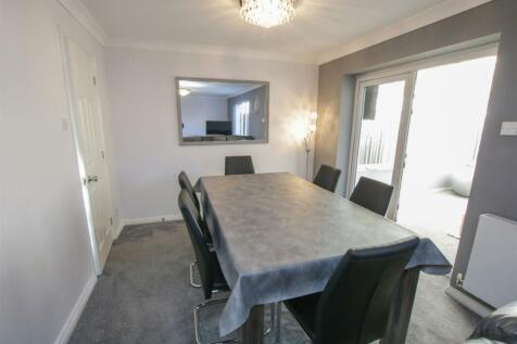 OPEN PLAN LOUNGE/ DINING ROOM