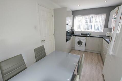 FITTED KITCHEN
