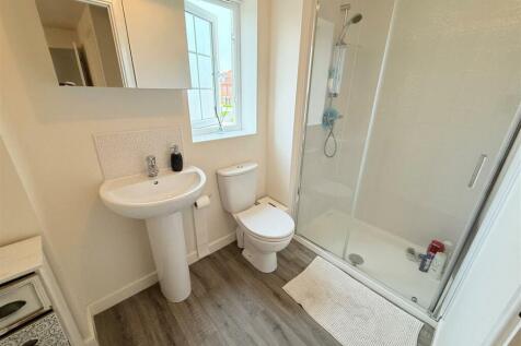 EN-SUITE SHOWER ROOM