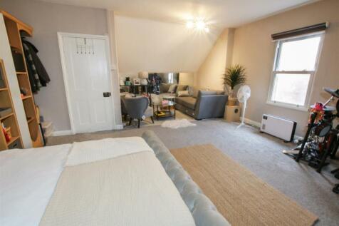 STUDIO BEDROOM 3