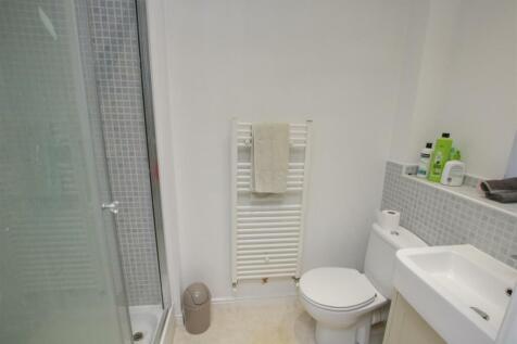 EN-SUITE SHOWER ROOM
