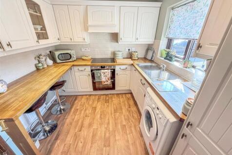FITTED KITCHEN