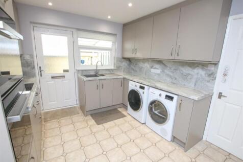 MODERN FITTED KITCHEN