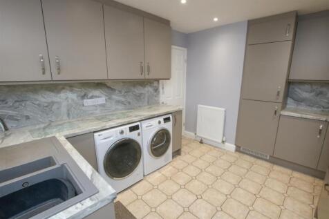 MODERN FITTED KITCHEN