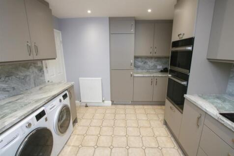 MODERN FITTED KITCHEN