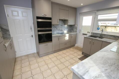 MODERN FITTED KITCHEN