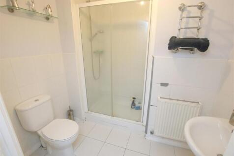 MASTER EN-SUITE SHOWER ROOM