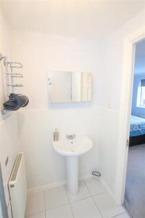MASTER EN-SUITE SHOWER ROOM