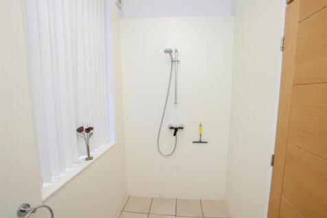 GROUND FLOOR SHOWER ROOM