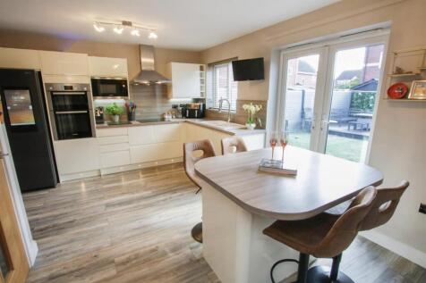 CONTEMPORARY ISLAND KITCHEN