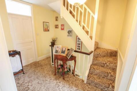 FIRST FLOOR LANDING