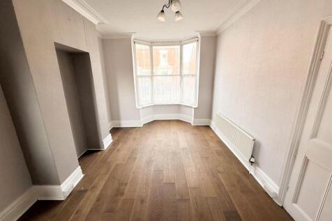 LOUNGE / DINING ROOM