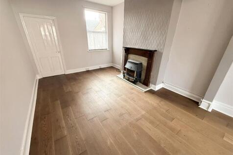 LOUNGE / DINING ROOM