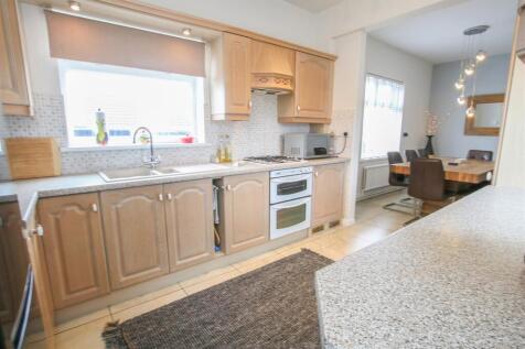FITTED KITCHEN