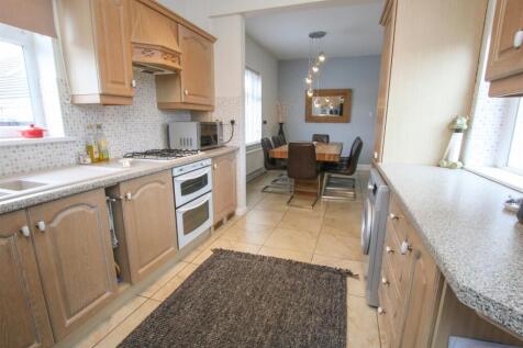 FITTED KITCHEN