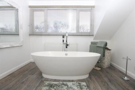 LUXURY HOUSE BATHROOM