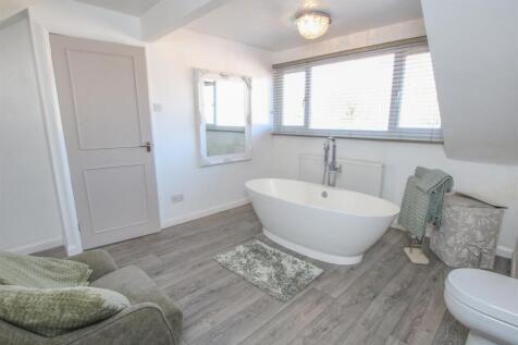 LUXURY HOUSE BATHROOM