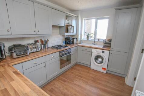 FITTED KITCHEN