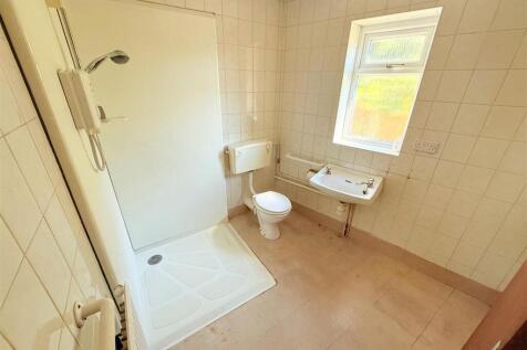 GROUND FLOOR SHOWER ROOM