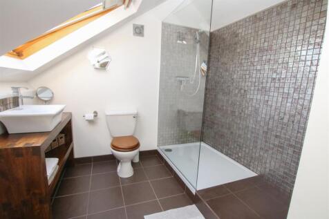 EN-SUITE SHOWER ROOM