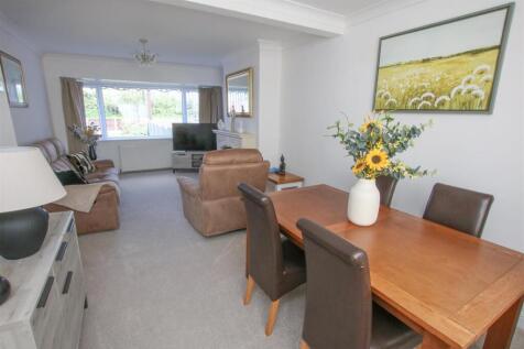OPEN PLAN LOUNGE/ DINING ROOM