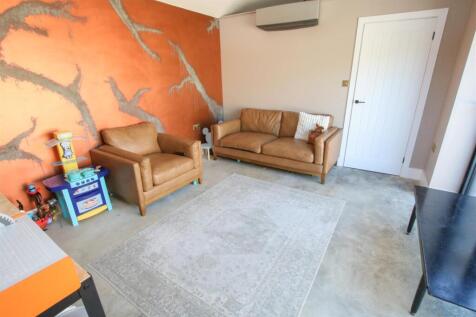 SECOND LOUNGE