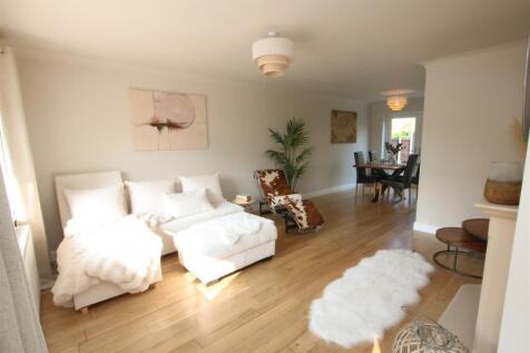 OPEN PLAN LOUNGE &amp; DINING ROOM