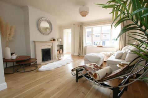 OPEN PLAN LOUNGE &amp; DINING ROOM