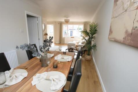 OPEN PLAN LOUNGE &amp; DINING ROOM