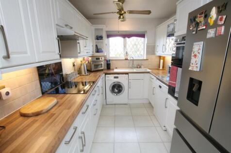 FITTED KITCHEN