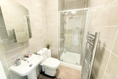 EN-SUITE SHOWER ROOM