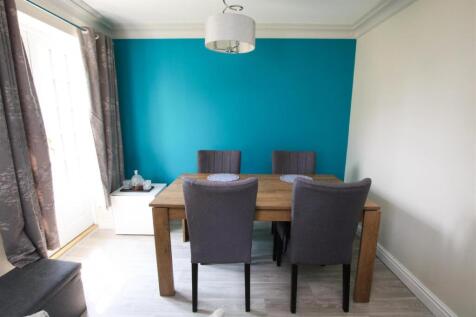 LOUNGE/DINING AREA