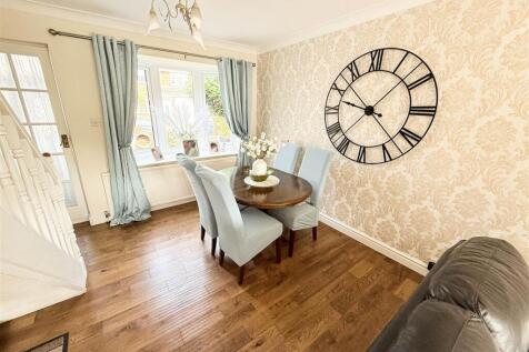 OPEN PLAN LOUNGE/DINING ROOM