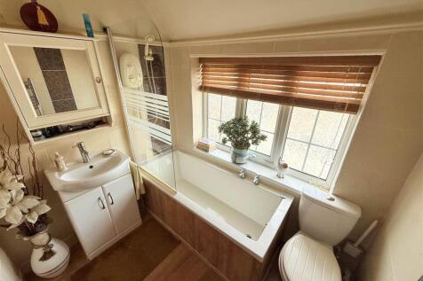 EN-SUITE BATHROOM