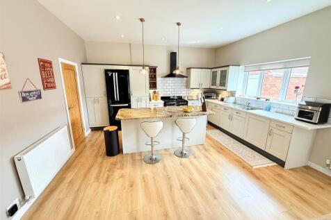 OPEN PLAN LIVING/DINING KITCHEN
