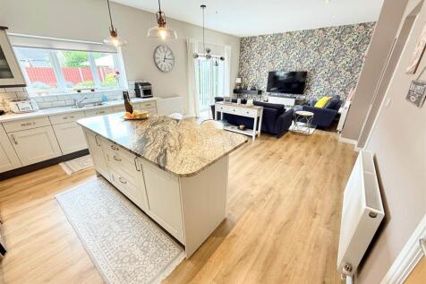 OPEN PLAN LIVING/DINING KITCHEN
