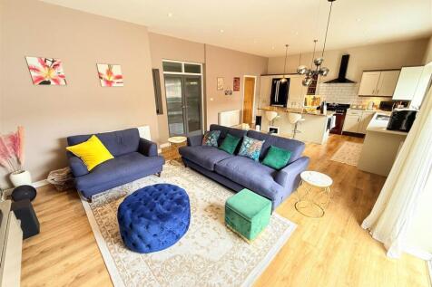 OPEN PLAN LIVING/DINING KITCHEN