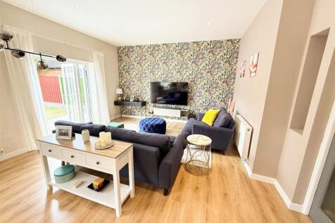 OPEN PLAN LIVING/DINING KITCHEN
