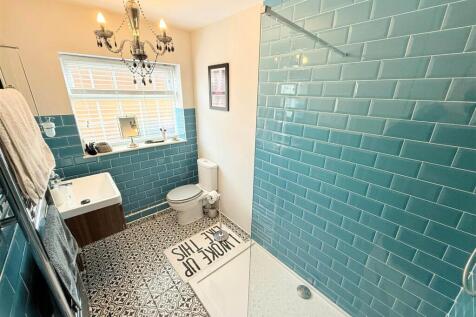 GROUND FLOOR SHOWER ROOM
