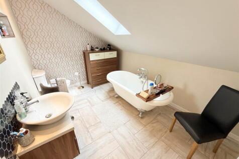 EN-SUITE BATHROOM