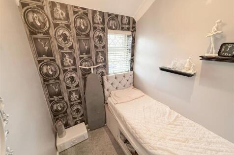 BEDROOM 3 (FORMER BATHROOM)