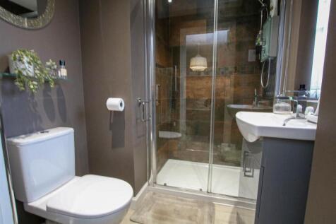 EN-SUITE SHOWER ROOM