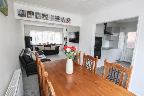 OPEN PLAN LIVING ROOM