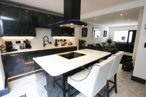 OPEN PLAN LIVING DINING/KITCHEN
