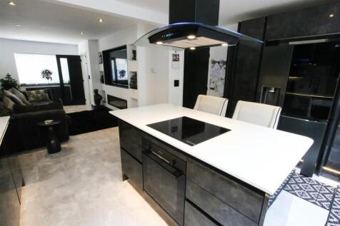 OPEN PLAN LIVING DINING/KITCHEN