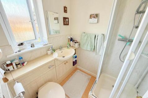 EN-SUITE SHOWER ROOM