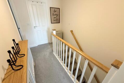 FIRST FLOOR LANDING