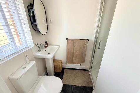 EN-SUITE SHOWER ROOM